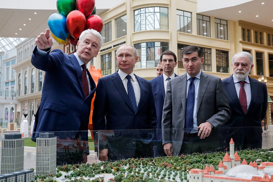 Владимир Путин по дороге в Кремль на переговоры с президентом Киргизии заехал в тематический парк «Остров мечты». Фото: Михаил Метцель/ТАСС