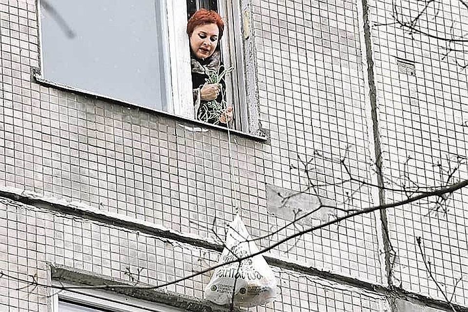 Коллеги из "Комсомолки" передали Дарье еду и средства дезинфекции в виде коньяка и виски