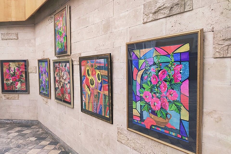 Выставка Ирины Сафроновой открылась в главном корпусе СПбГУПТД. Фото предоставлено СПбГУПТД.