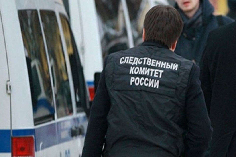 На месте нападения работали следователи, медики и полицейские.
