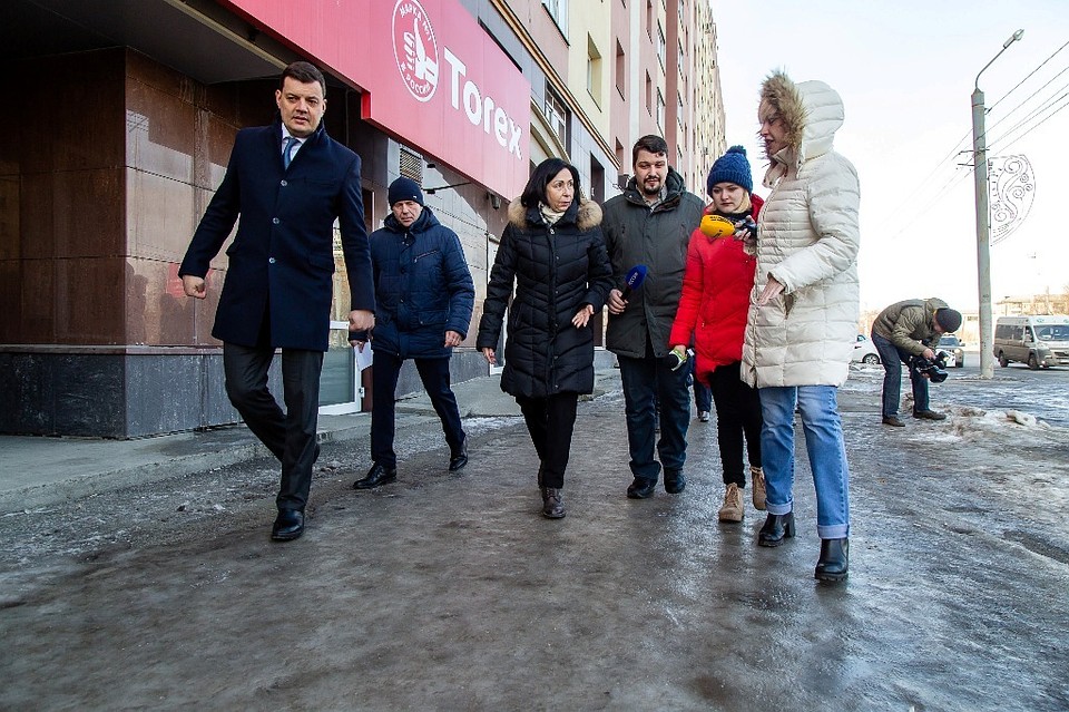 По гололеду: Наталья Котова прошла по скользким тротуарам в Ленинском районе.