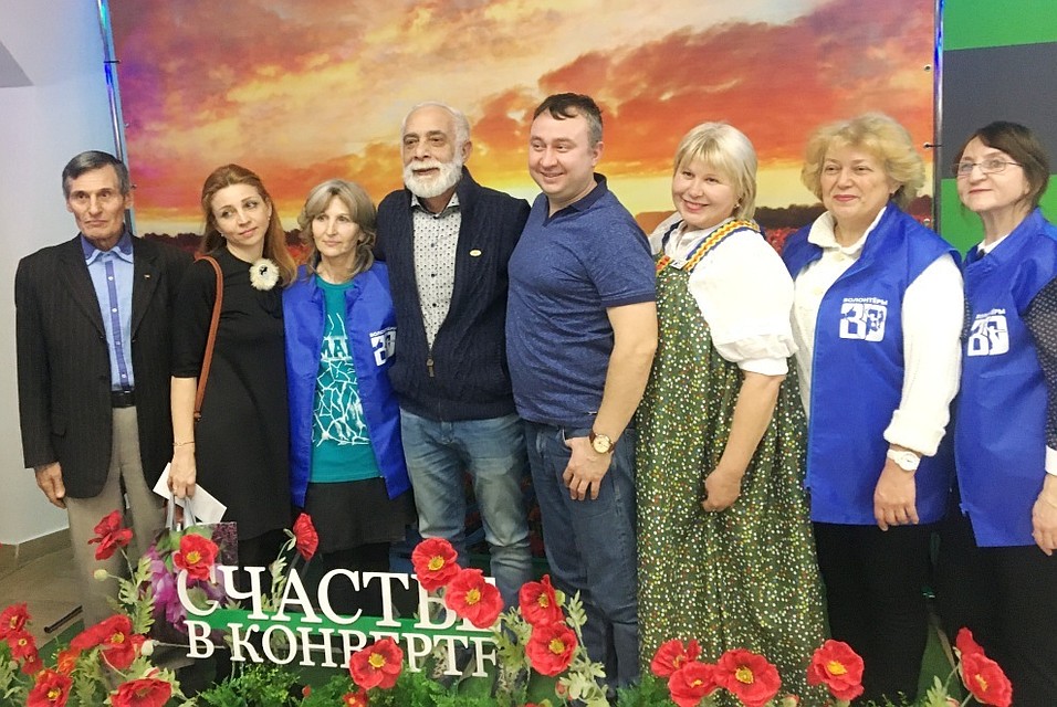 Зрители с удовольствием фотографировались с актерами. Фото: Лариса РОДИНА