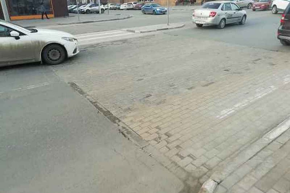 Тротуарная плитка не выдерживает поток машин