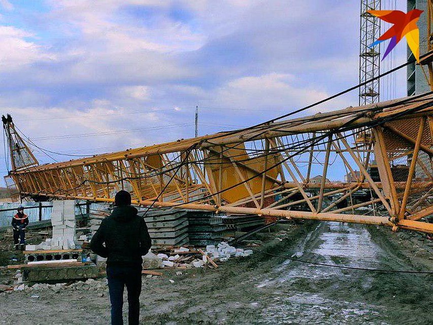 Кран рухнул на стройке в Саратове. Фото Саратовской областной службы спасения