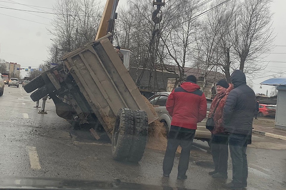 Грузовик с песком опрокинулся на улице Красина Фото:vk.com/"Подслушано у водителей. Тверь"/Руслан Тепляков