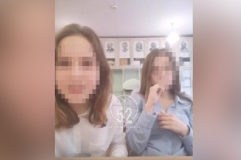 Свой «взрослый» поступок девочки сняли на камеру мобильного телефона и выложили в сеть.