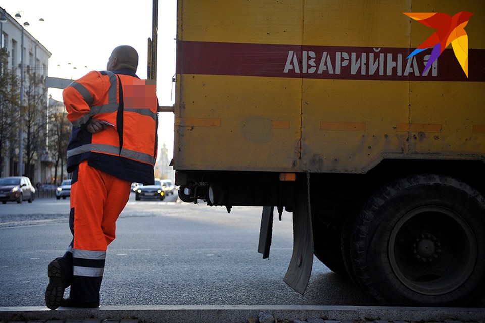 Сотрудники МЧС и энергетики продолжают работу.
