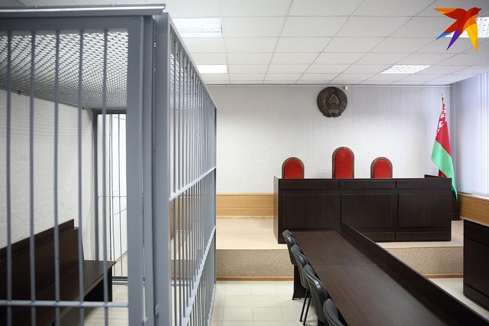 44-летний мужчина смертельно изранил себя в здании суда.