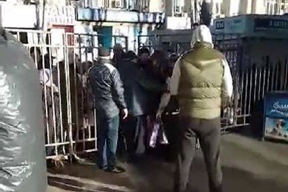 Продавцы и покупатели, которые не знали, о том, что так случится, вплоть до 10.00 пытались со скандалом на рынок попасть. Фото: protv.md