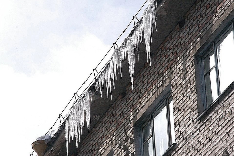 Льдина упала на ногу мальчику, когда он выходил из школы.