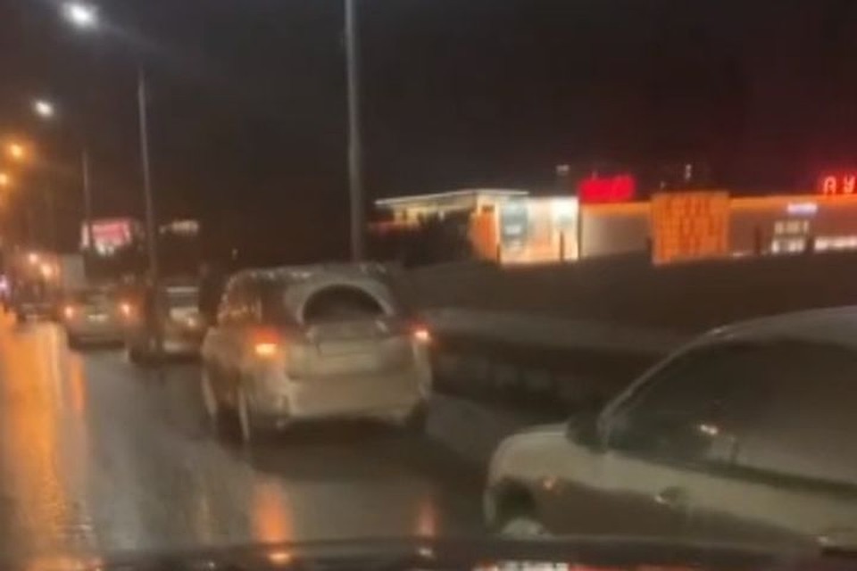 В Новосибирске сразу 16 автомобилей пробили колеса на улице Ипподромской. Фото: «АСТ-54»