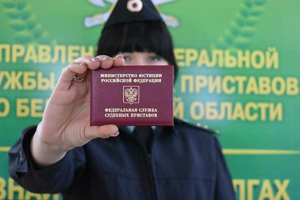 Родственнику погибшего белгородца приставы помогли получить компенсацию морального вреда.