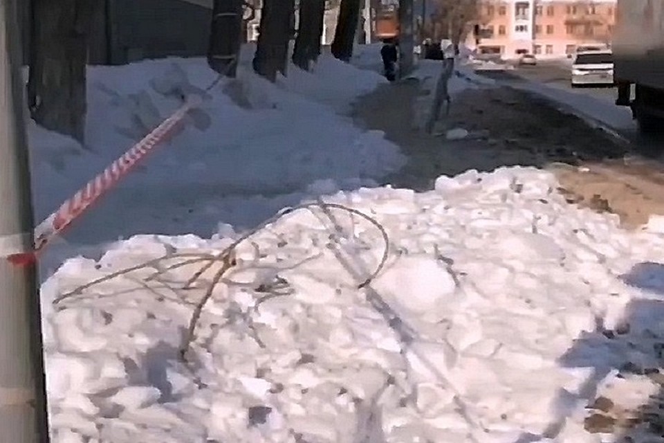 По таким сугробам женщине очень трудно пройти. Фото: стоп-кадр