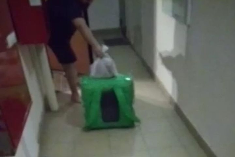Теперь из рук в руки еду курьерам передавать нельзя, нужно отойти на три метра, пока клиент сам не заберет. Фото: Вячеслав