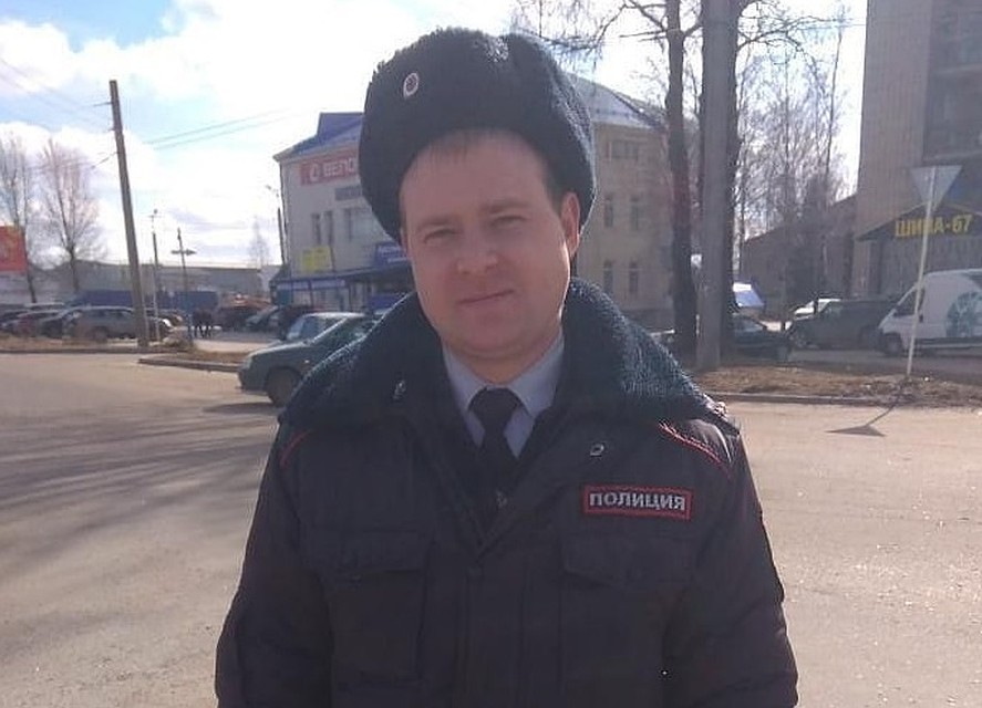 В Смоленске полицейский помог женщине с детьми из горящей машины. Фото: ВКонтакте.