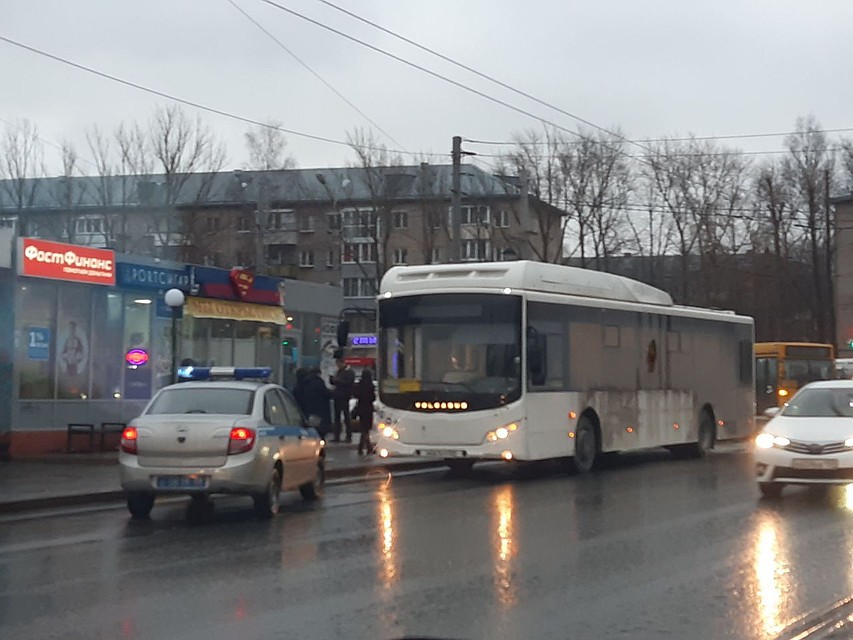 ЧП произошло на остановке «Авторадио». Фото: Екатерина Симонюк