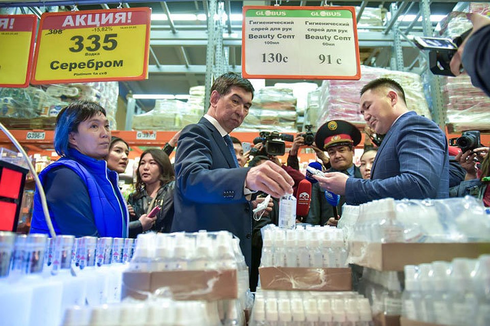 Спрос на антисептики по-прежнему очень большой. И коммерсанты этим пользуются.
