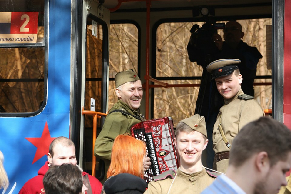 В салоне звучат знакомые каждому с детства песни военных лет. ФОТО: Юлия Горшкова