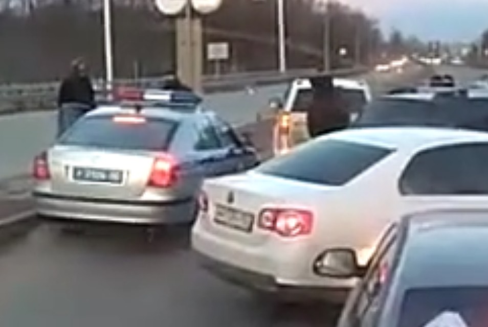 На месте происшествия образовалась огромная пробка Фото: соцсети