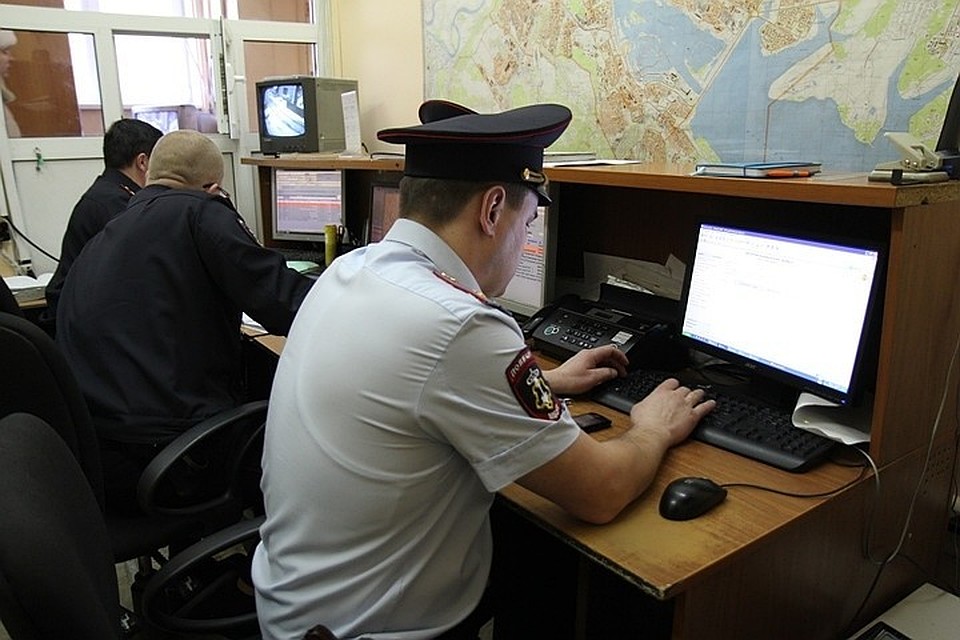 Неизвестный проник в квартиру девушки около станции метро "Шоссе энтузиастов" и выкрал люстру, посуду, холст и старинную мебель, о чём заявила сама студентка