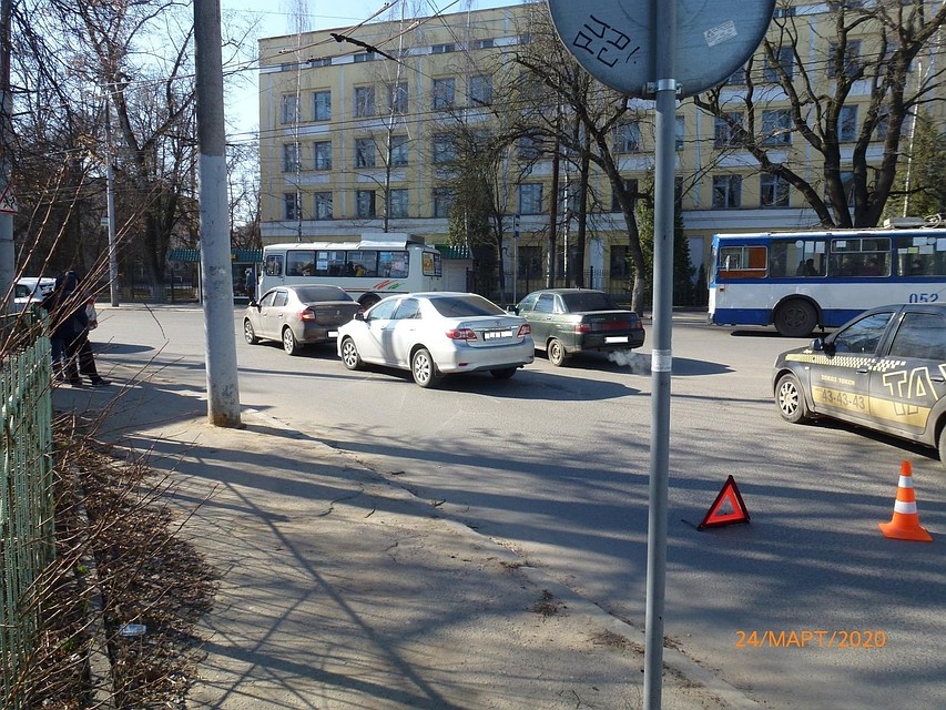 Удар на повороте: в Орле не разъехались водители двух иномарок. Фото Госавтоинспекции Орловской области