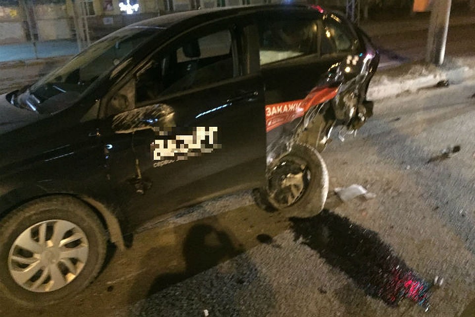 Иномарка протаранила такси в Нижнем Новгороде. ФОТО: Регион-52
