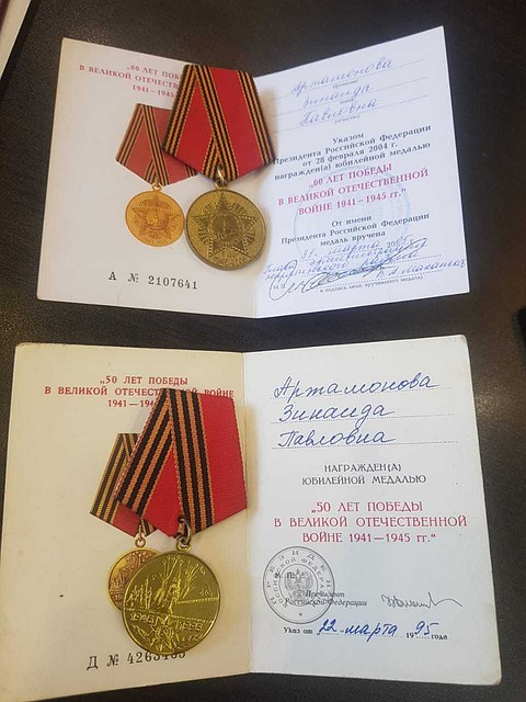 Две юбилейные медали и удостоверения к ним сегодня нашли насортировочной ленте среди других отходов сотрудники МСК АО «Чистая планета», расположенного в поселке Большое Полпино.