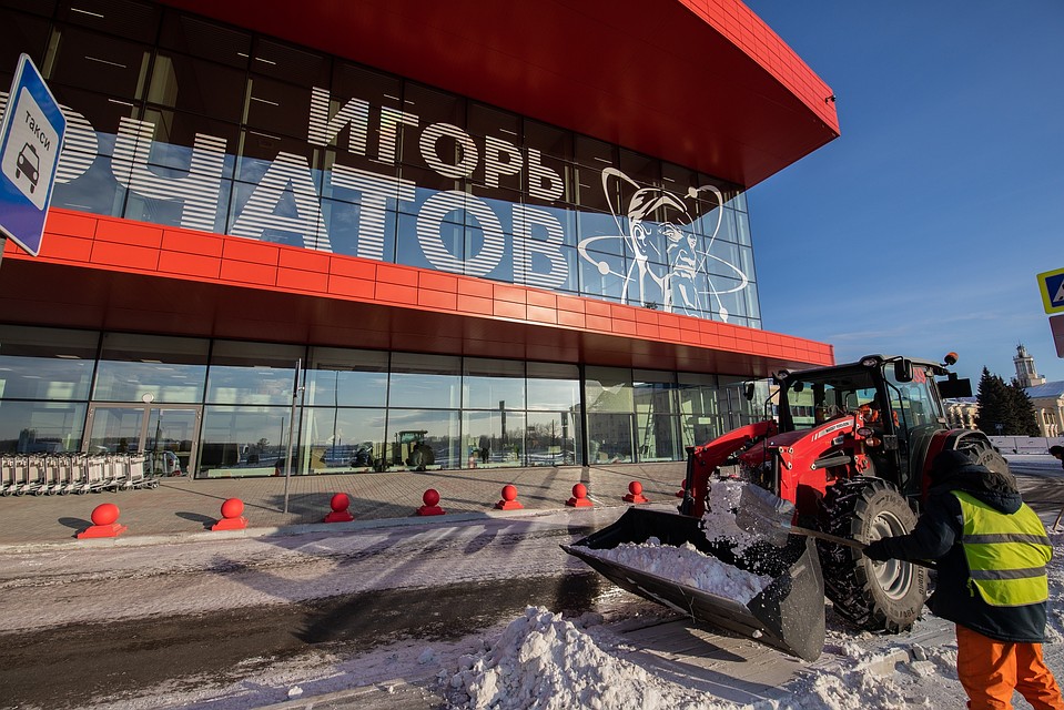 В аэропорту самолет ожидают силовики