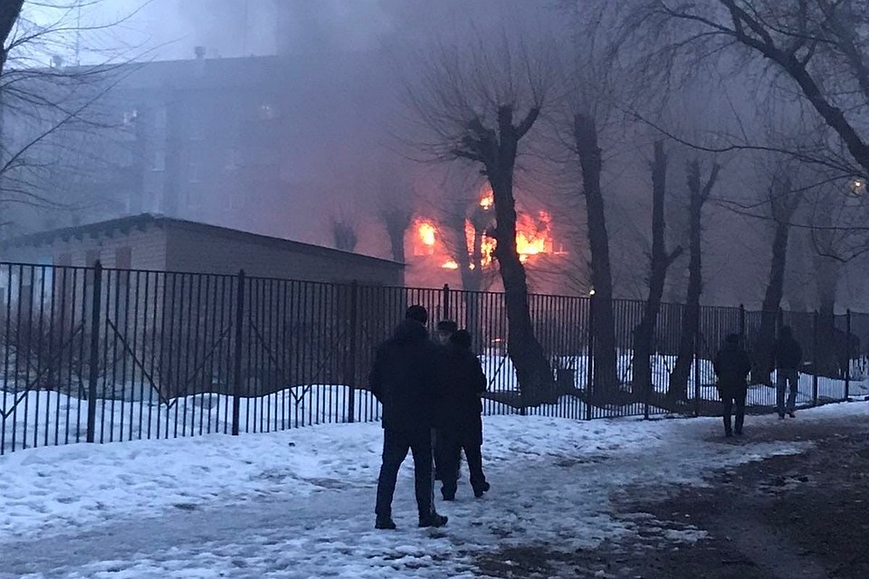От пожара серьезно пострадали квартиры на 2 и 3 этажах. Фото: Чёрное&Белое Магнитогорск/vk.com