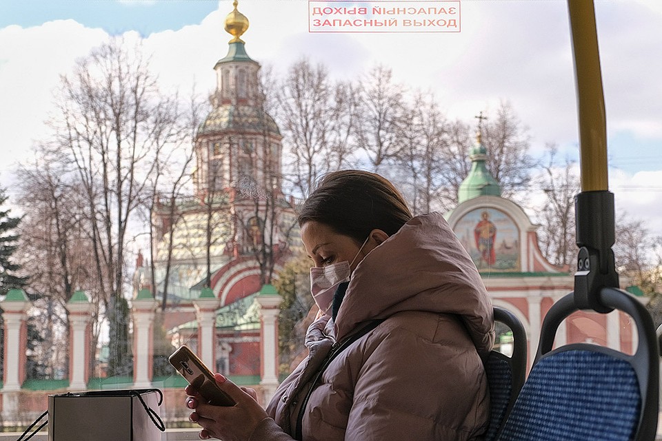 Пассажирка столичного автобуса в медицинской маске.