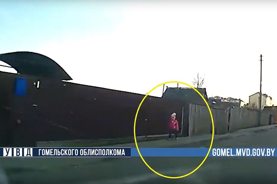Малышка ушла из квартиры, пока папа был занят делами. Фото: стоп-кадр | видео УВД Гомельского облисполкома.