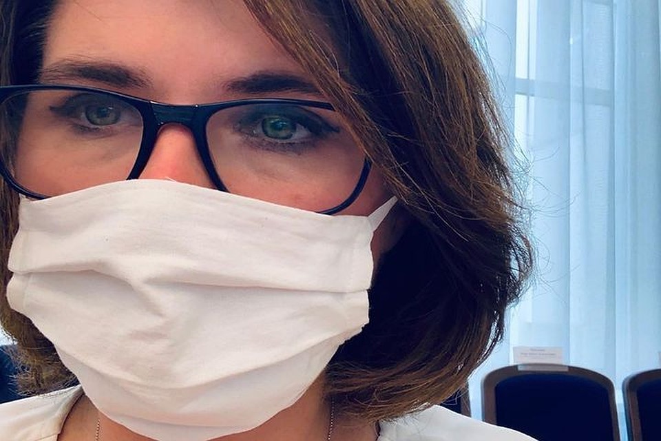 Наталья Пинус возмутилась тому, что депутаты пришли на заседание без масок. Фото: Наталья Пинус