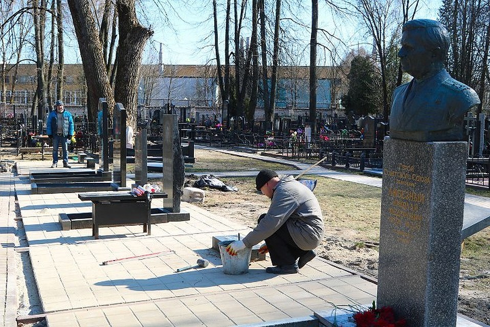 На городских кладбищах находятся 11 воинских мемориалов