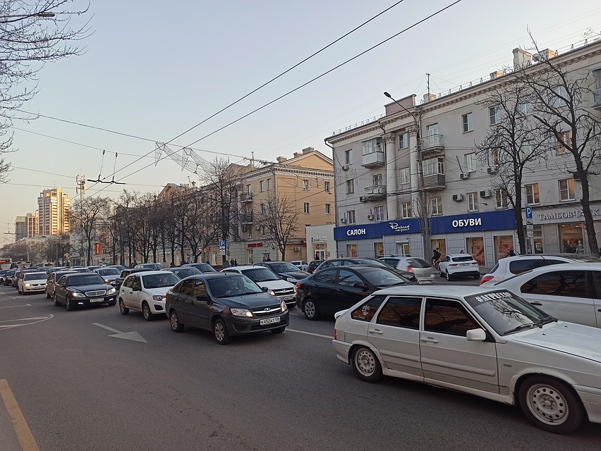 Вероятно, причина столь большого скопления машин кроется и в мелких ДТП