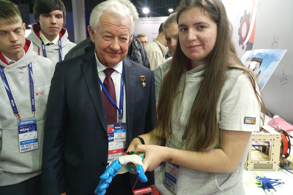 Дарья показывает изобретенный ей протез Герою Советского Союза, Заслуженному летчику-испытателю Виктору Георгиевичу Пугачёву