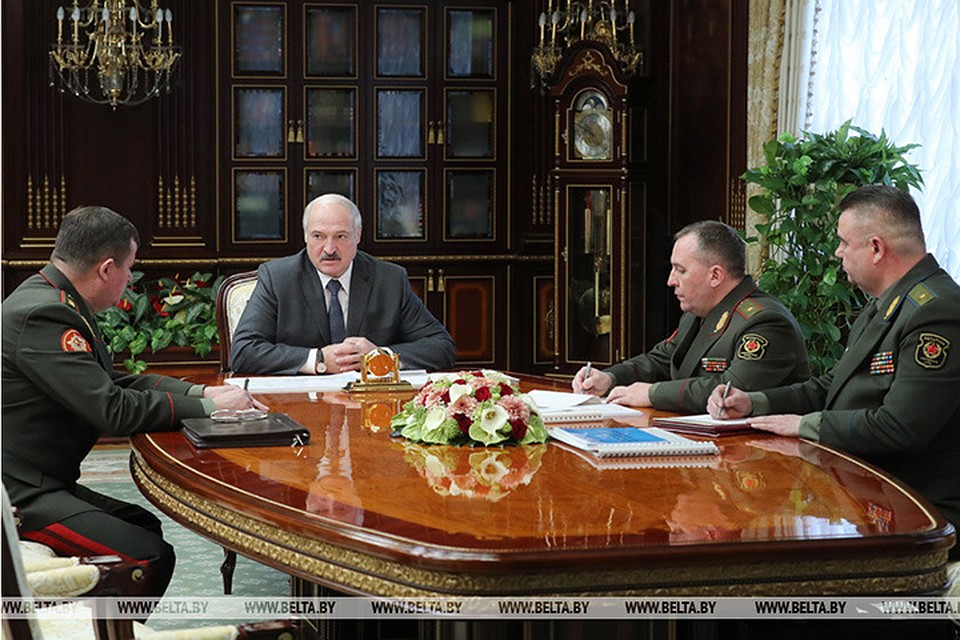 Александр Лукашенко заслушал доклад Андрея Равкова, Виктора Хренина и Павла Тихонова. Фото: belta.by