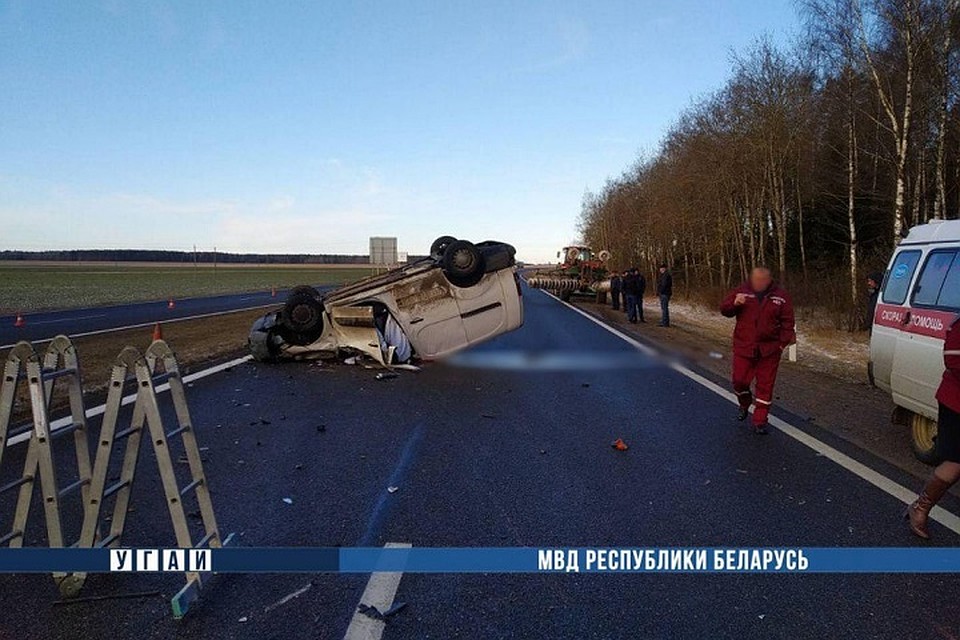 Водитель "Пежо" столкнулся с попутным трактором. Фото: УВД Гродненского облисполкома.
