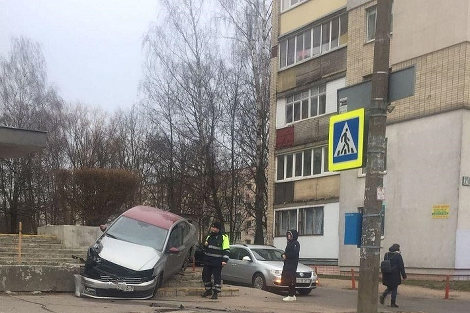 Машина поднялась по ступенькам. Фото: ГАИ Минск.