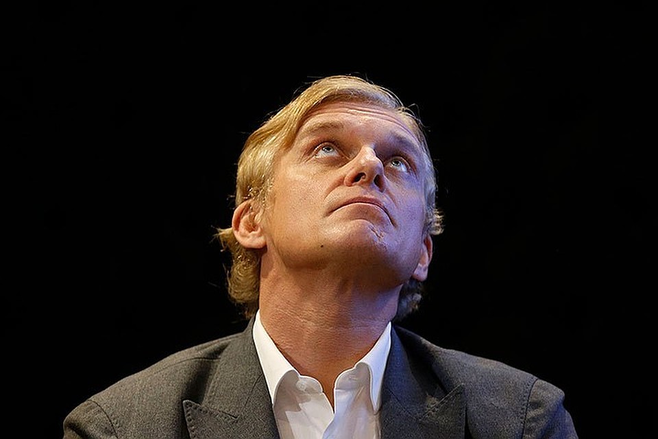 До сих пор Олег Тиньков находился в Лондоне под обязательство не покидать британскую столицу
