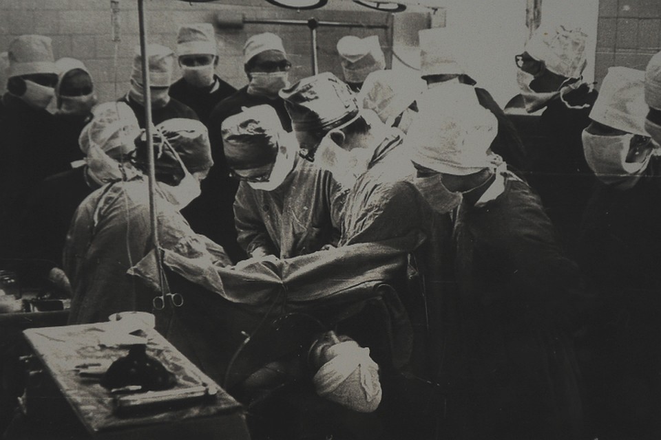 Конец 70-х. Плановая открытая операция в 40-й больнице, на которой присутствуют студенты Свердловского государственного медицинского института. Фото: архив Городской клинической больницы №40