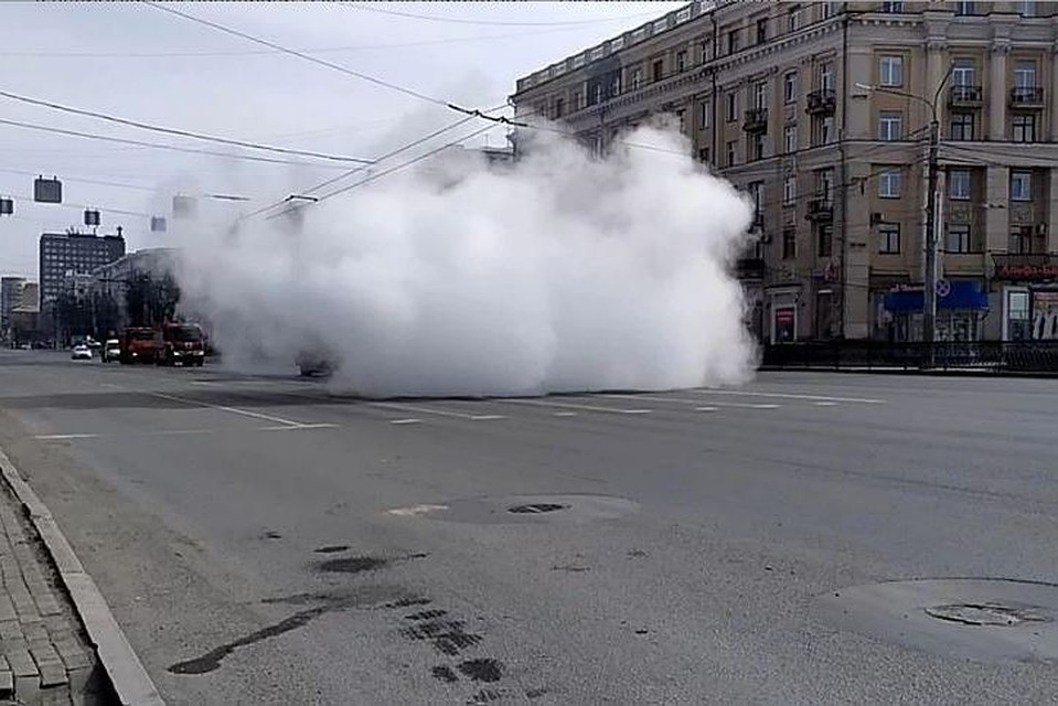 Огромное облако микроскопических капель - это перекись водорода, распыляемая с помощью авиационного двигателя. Фото: Архив КП.