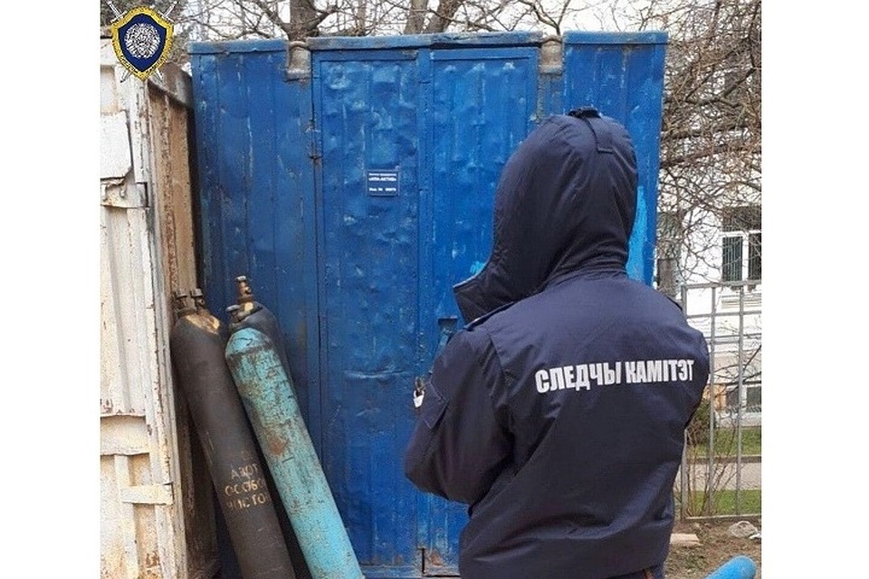 Во время перекачки кислорода с одного баллона сорвался вентиль. Фото: СК.