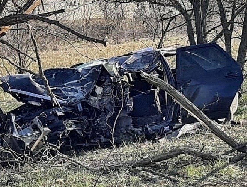 Угнанная машина на большой скорости влетела в дерево. Двое юношей погибли на месте. Фото: ГИБДД Ростовской области