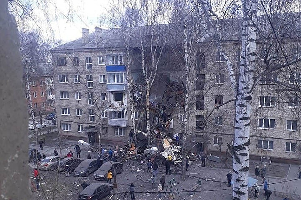 Взрыв газа в Орехово-Зуево произошел на третьем этаже во втором подъезде, обрушились квартиры с 5 по 3 этажи, эвакуируют жильцов соседних подъездов