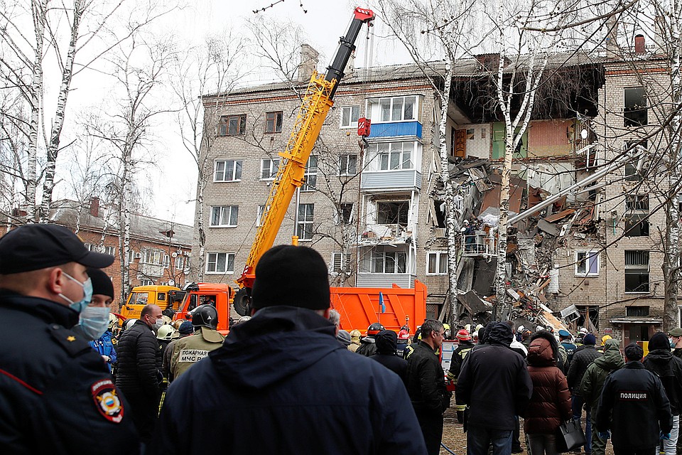 Из дома были эвакуированы 200 человек. 150 выбрались самостоятельно до приезда пожарных. Еще 50 человек эвакуировали сотрудники МЧС