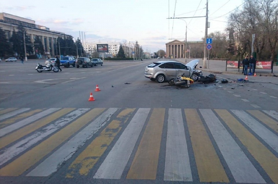 Лихач сбил двух мотоциклистов.
