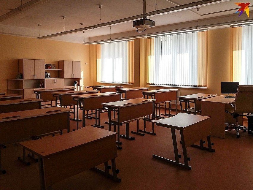 Школы опустели, но детям предлагают учиться дома.