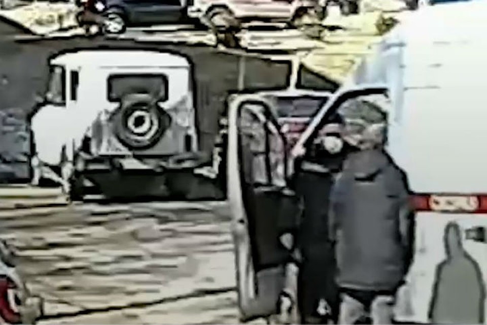 В Сарове пьяный местный житель напал на машину скорой помощи.