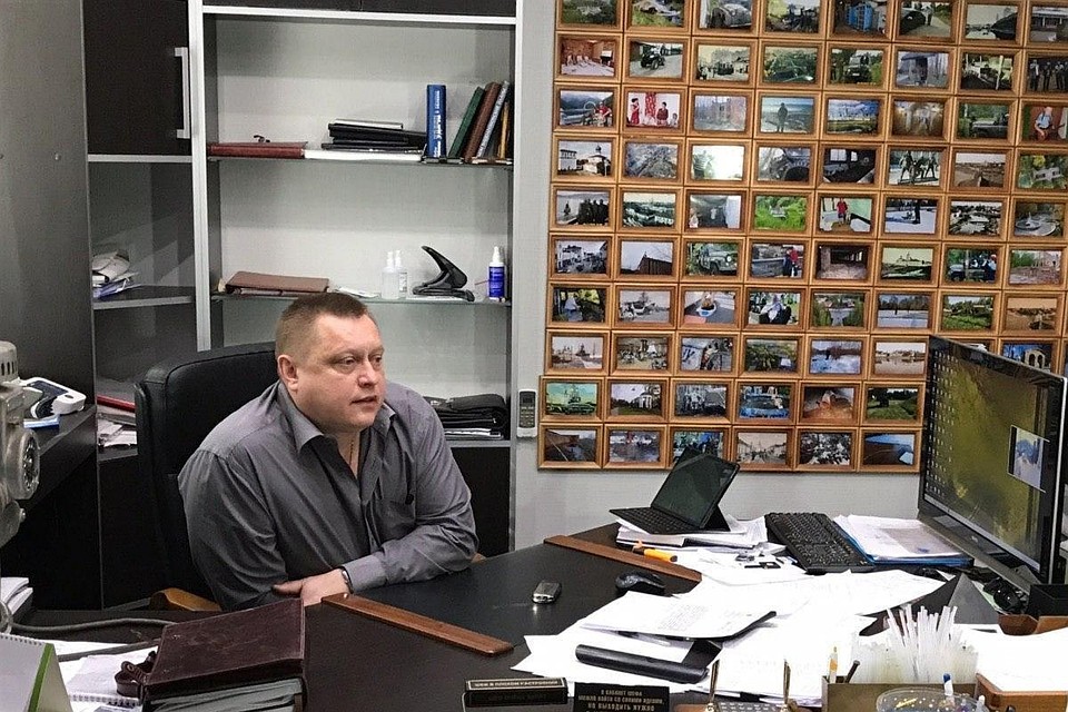 Александру Михайлову судебные приставы вручают судебное решение о приостановке деятельности санатория на 60 дней. Фото ПАИ