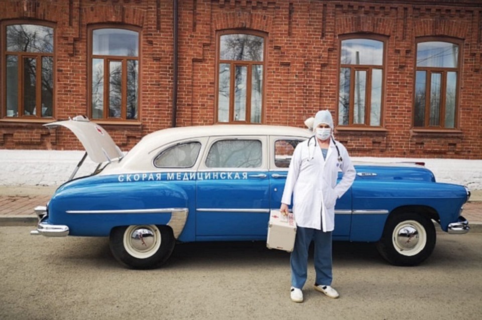 По словам врача, его просто сфотографировали для пресс-релиза. Но на машине он не ездил. Фото: пресс-служба ЦГБ Сысерти